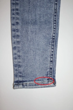 Calvin Klein Väga kitsad pahkluuni kõrge vööga teksad (defekt)